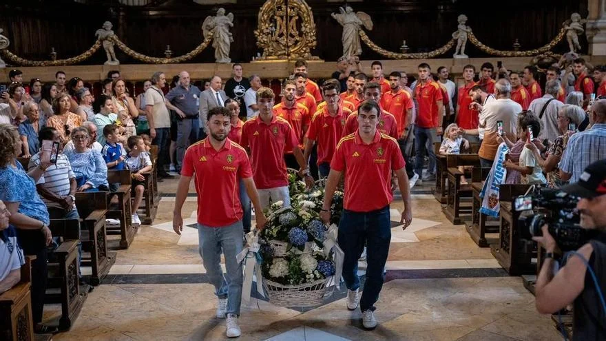 Tradicional ofrenda floral del Real Zaragoza a la Virgen